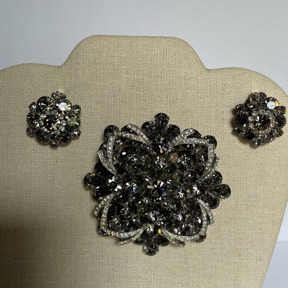 Weiss Vintage Elegant Smoky Grey & White Rhinestone Brooch & Earrings - Picture 2 of 9